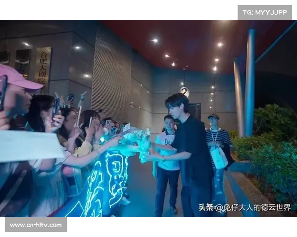 比利时站车迷自制皮亚斯特里双语应援牌引爆网络热议 比利时站车迷自制皮亚斯特里双语应援牌引爆网络热议